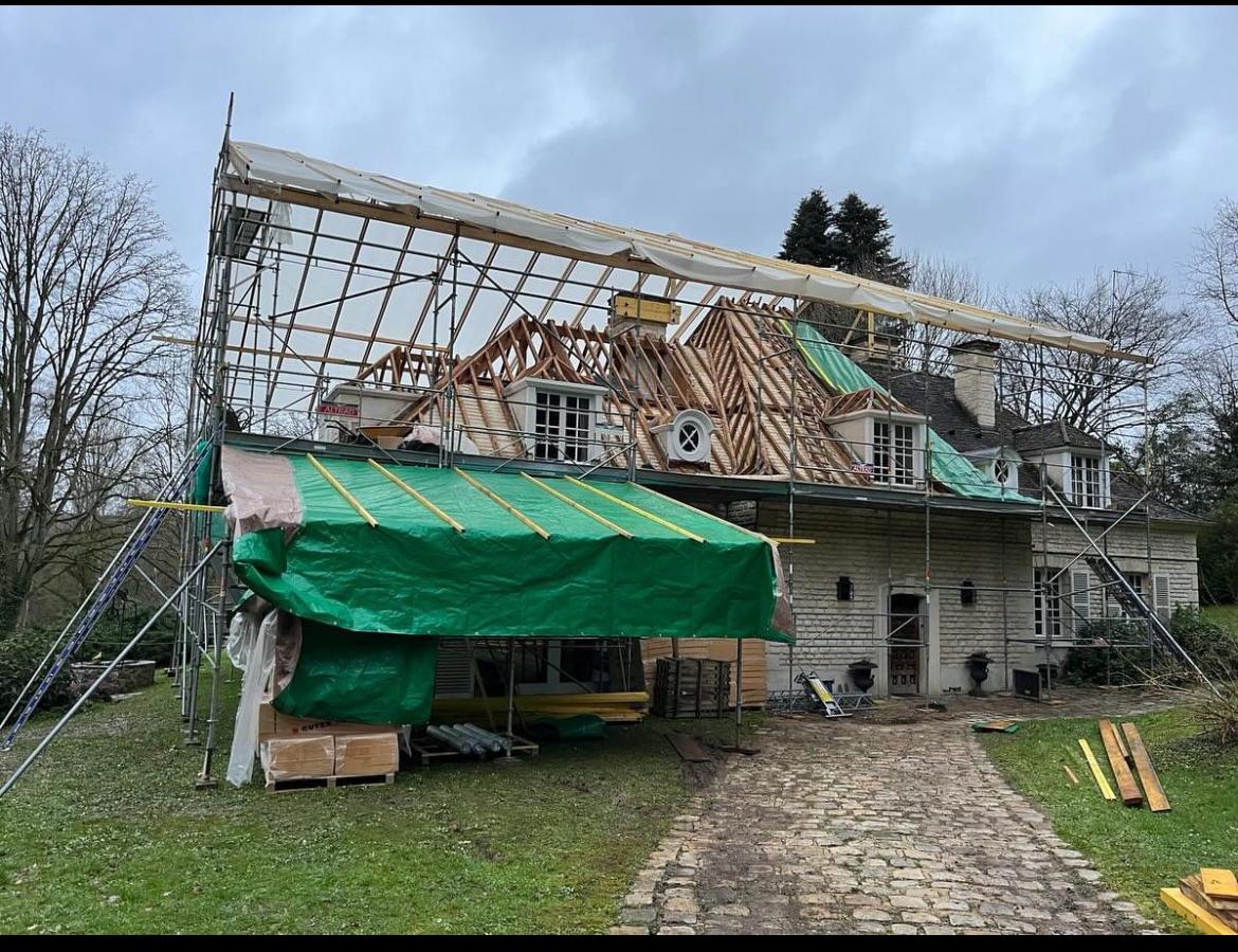 Démontage de la toiture et protection sous bâche