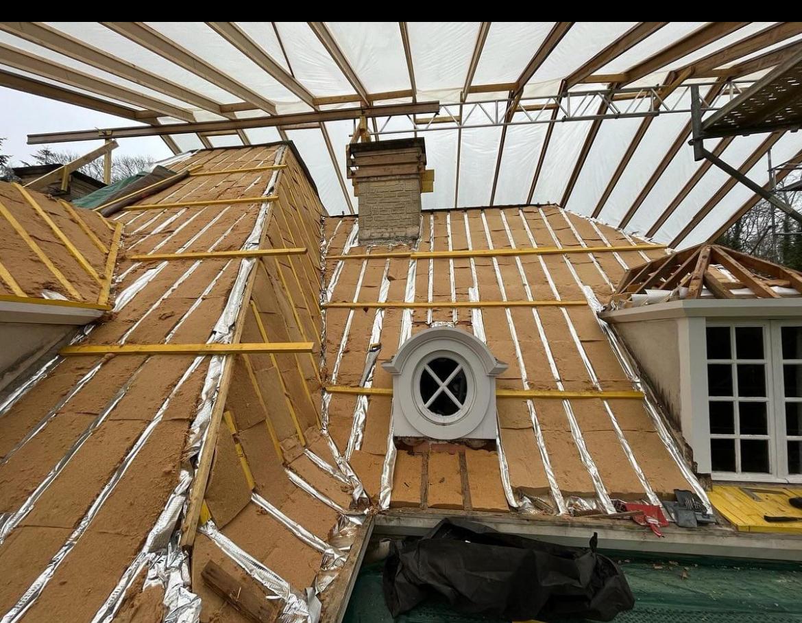 Isolation sous toiture et préparation de la charpente