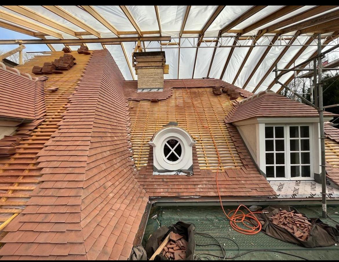 Pose de tuiles neuves sur charpente rénovée