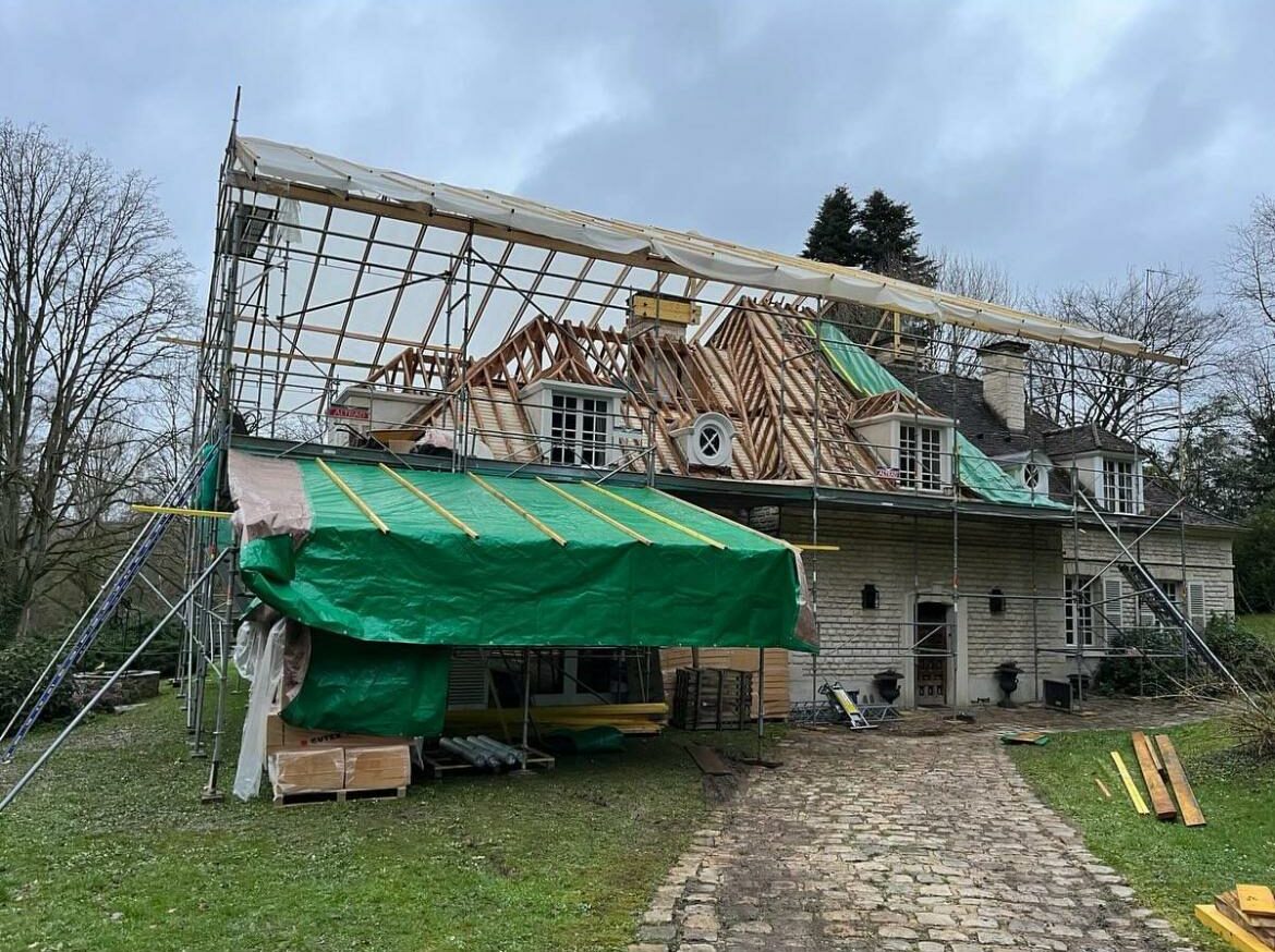 demontage-toiture-sous-bache-charpente